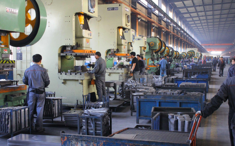 FMWORLD Agricultural Machinery’s die casting workshop with workers and machinery.