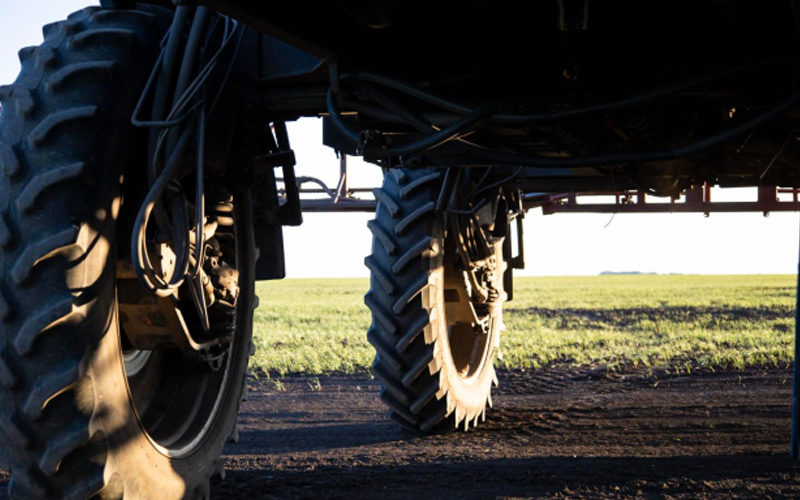 Special tractor for the treatment of fields from weeds and pests